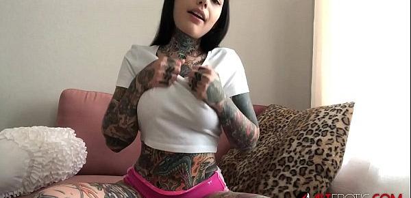  Tattooed Tiger Lilly masturbates while quarantined